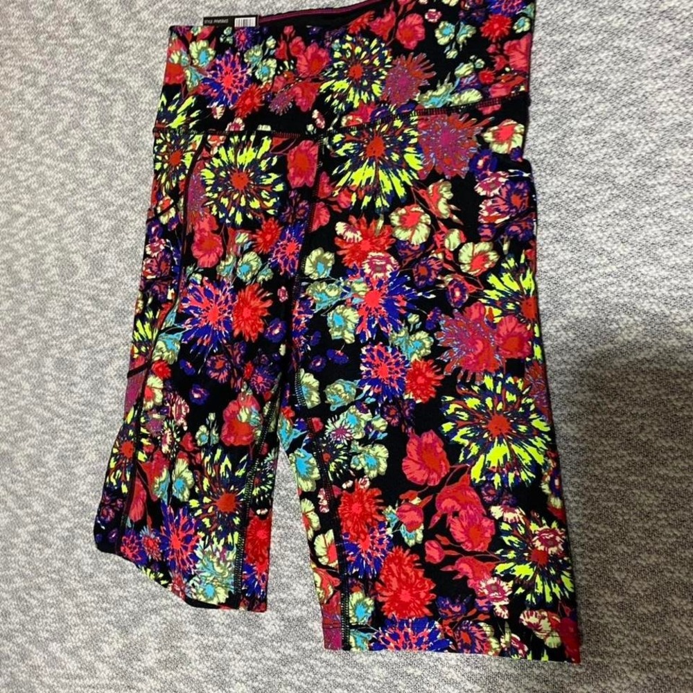 Calvin Klein floral print bike shorts pocket right side women S. SKU-A319